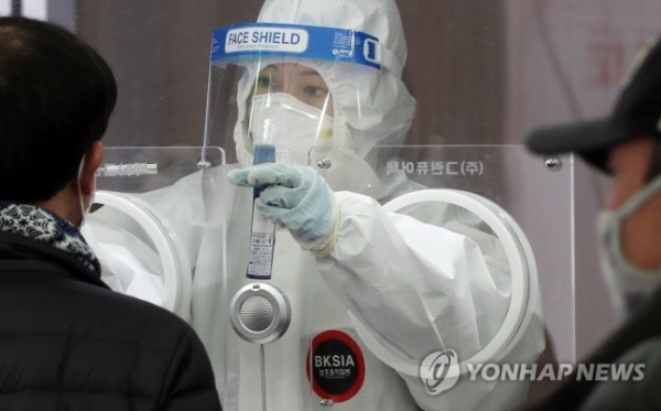 지난 7일 오전 서울역광장 임시선별진료소에서 의료진이 검사 준비를 하고 있는 모습. [연합뉴스]